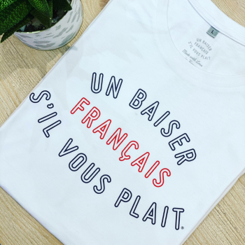 t-shirt blanc avec le contour du logo un baiser français s'il vous plaît bleu et rouge plié