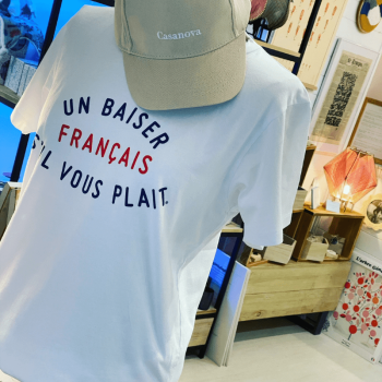 t-shirt blanc avec le logo un baiser français s'il vous plaît bleu et rouge porté