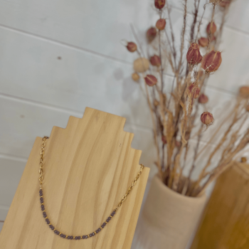 collier Violette sur un portant à bijoux