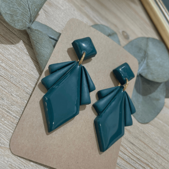 paire de boucles d'oreilles Chloé verte émeraude sur le carton de présentation