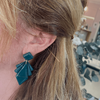 boucle d'oreille Chloé verte émeraude portée
