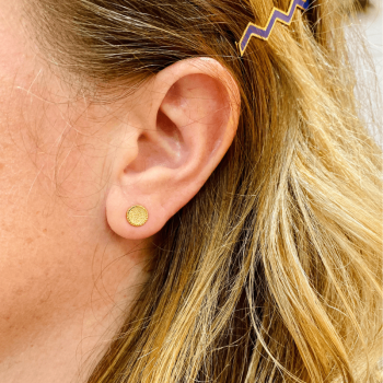 puces d'oreilles Marie dorées portées