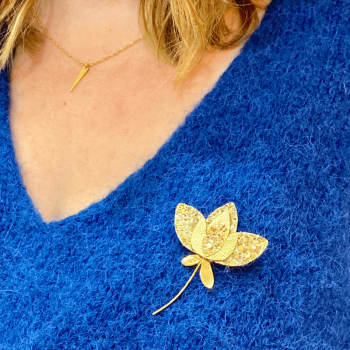 broche Lou or glitter portée