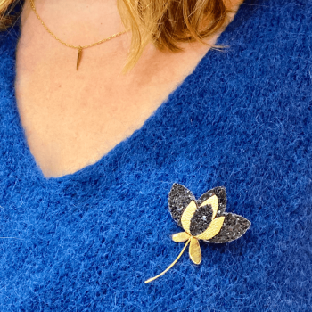 broche Lou noire glitter portée