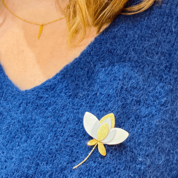 broche Lou blanche et or portée