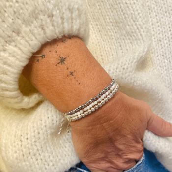 bracelet en perles d'Argent porté avec le bracelet en perles de Nacre et en perles Hématite