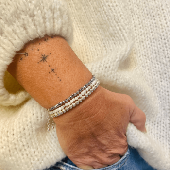 bracelet en perles de Nacre porté avec le bracelet en perles Hématite et le bracelet Argent