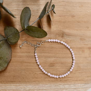 bracelet en perles zirconium rose pâle vu de haut