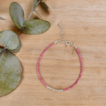 bracelet en perles zirconium rose fushia et argent vu de haut