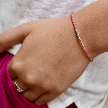 bracelet en perles zirconium rose fushia et argent porté