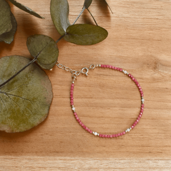 bracelet en perles zirconium rose fushia vu de haut