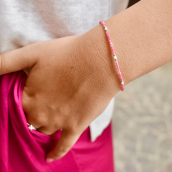 bracelet en perles zirconium rose fushia porté