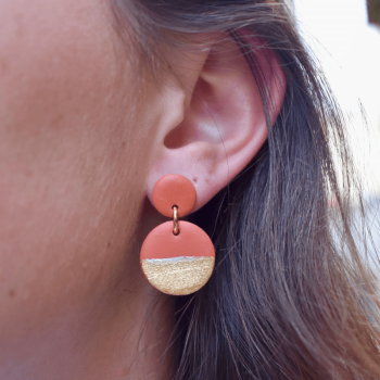boucles d'oreilles Lison terracotta portées