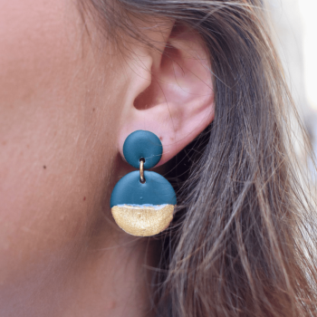 boucles d'oreilles Lison vertes émeraude portées