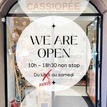 A compter du 3 novembre 2024, CASSIOPÉE vous accueillera :
📅 du mardi au samedi inclus
🕙 de 10h à 18h30 non-stop
📍 au 7 rue du Portalet

A très vite 👋

#boutique #local #hyeres #artisanat #creatrice #bijoux #cosmetiquenaturelle #troussedetoilette #troussemaquillage #doudou #luminaire #illustration #carnet #ceramique #puzzle #maroquineriefrancaise